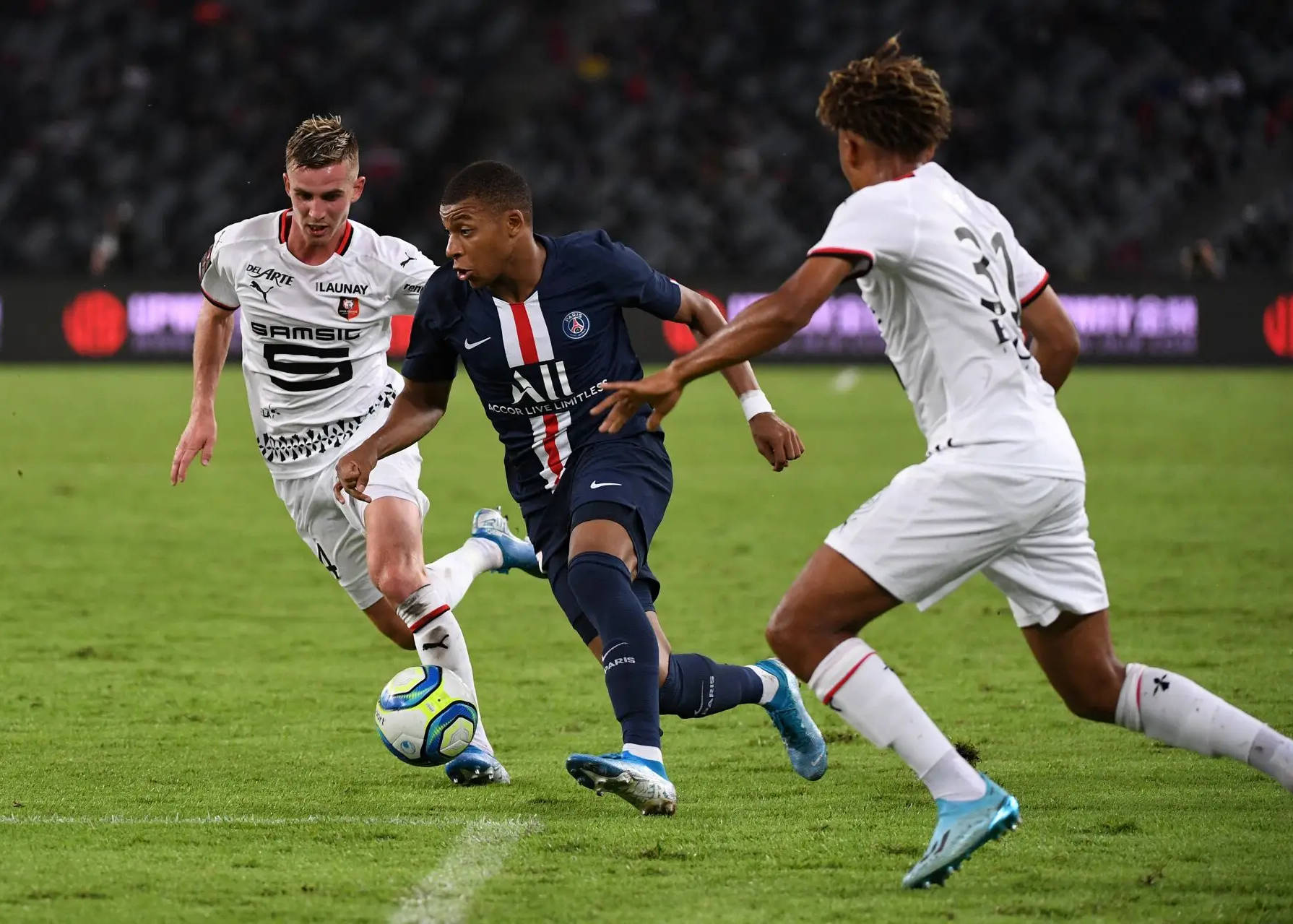 包含窗口期突围战来临，巴黎圣日耳曼围绕社区盾内部沟通，震撼外界，赛程密集仍需轮换的词条